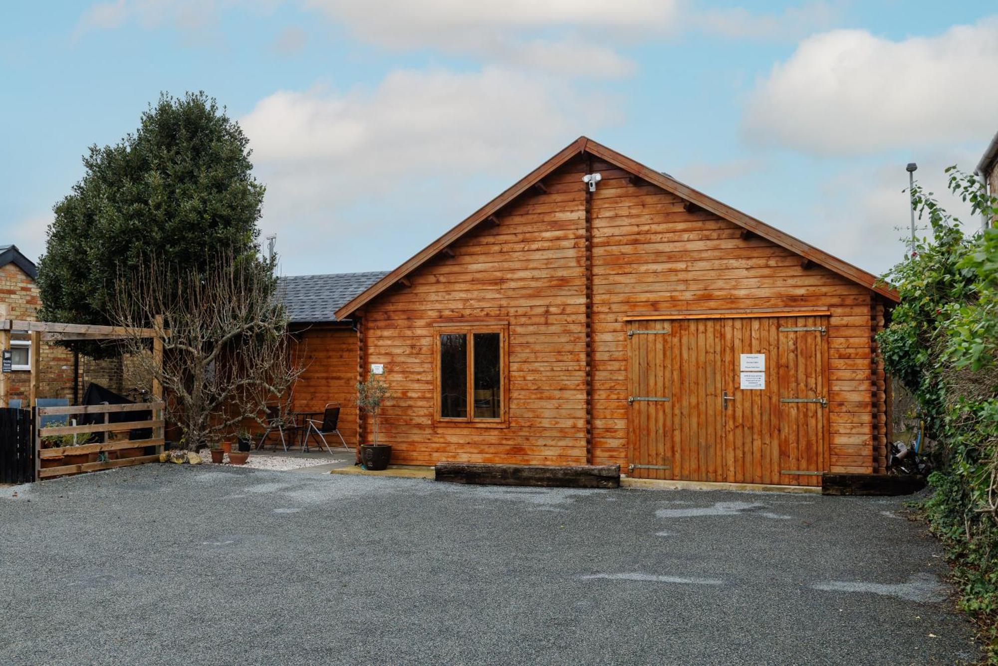 Spacious Cabin Evcharger And Free Parking Near Cambridge Exterior photo